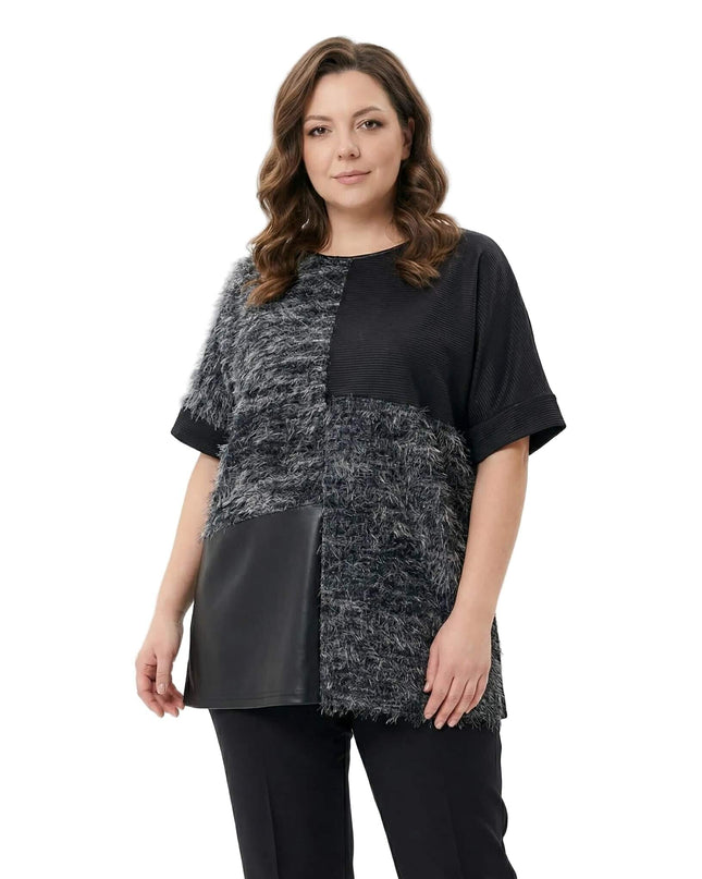 Елегантна черна туника с релефна текстура и кожен панел, поглед отпред. Моделът за макси дами съчетава мъхеста материя и еко кожа в модерна пачуърк визия.