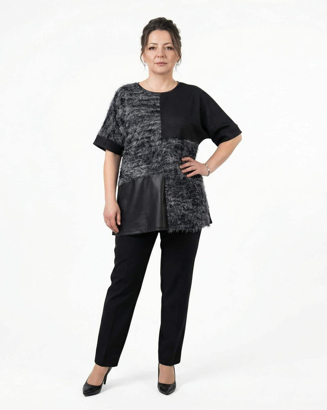 Елегантна черна туника с релефна текстура и кожен панел, представена в цял ръст върху модел на бял фон