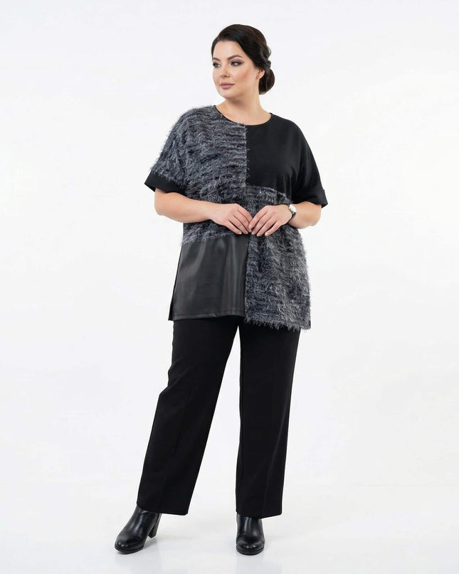 Елегантна черна туника в цял ръст, демонстрираща модерен дизайн с релефна мъхеста материя и долен панел от еко кожа.