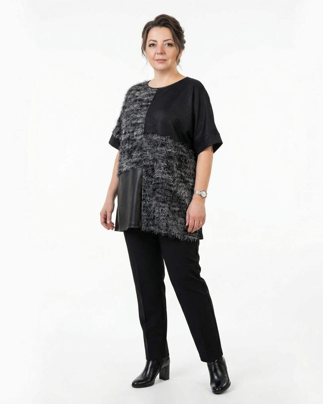 Елегантна черна туника с релефна мъхеста текстура и панел от еко кожа, представена върху модел в цял ръст на бял фон.