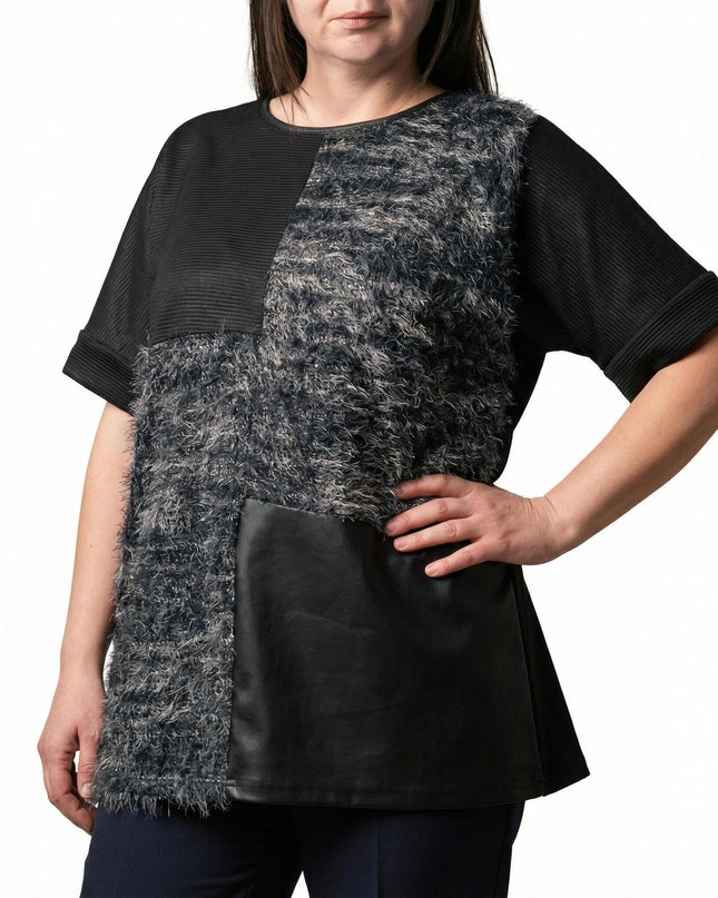 Елегантна черна туника с разчупен дизайн, включващ мъхеста текстура и панел от еко кожа, представена отпред върху модел.