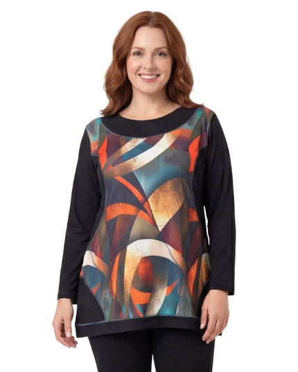 Елегантна есенна туника с витражен принт в черно и дълъг ръкав, заснета отпред върху модел. Дизайнът включва абстрактни фигури в оранжево и синьо на бял фон.