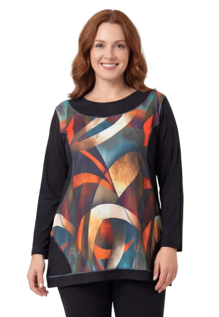 Елегантна есенна туника с витражен принт в черно и дълъг ръкав, заснета отпред върху модел. Дизайнът включва абстрактни фигури в оранжево и синьо на бял фон.