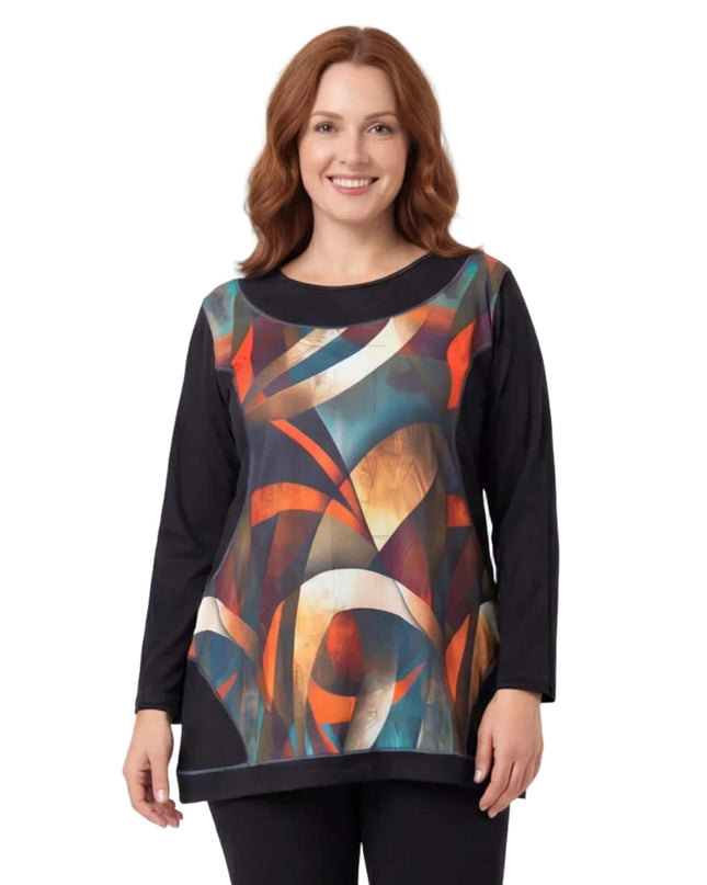 Елегантна есенна туника с витражен принт в черно и дълъг ръкав, заснета отпред върху модел. Дизайнът включва абстрактни фигури в оранжево и синьо на бял фон.