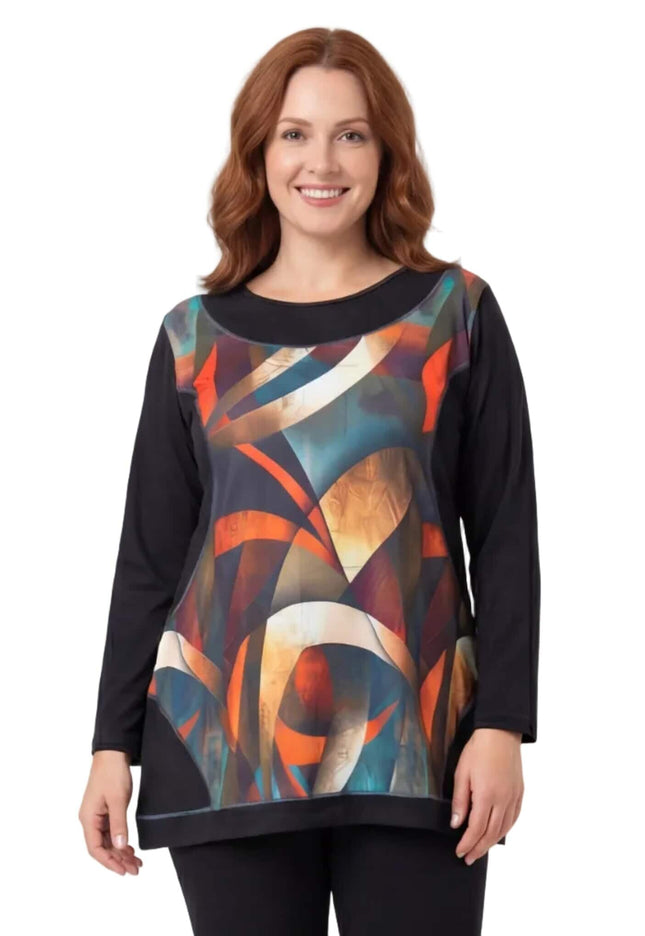 Елегантна есенна туника с витражен принт в черно и дълъг ръкав, заснета отпред върху модел. Дизайнът включва абстрактни фигури в оранжево и синьо на бял фон.