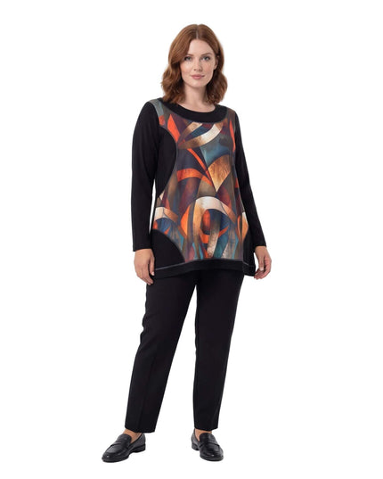 Елегантна есенна туника в черно с цветен витражен принт и дълъг ръкав, представена в цял ръст върху модел на бял фон.