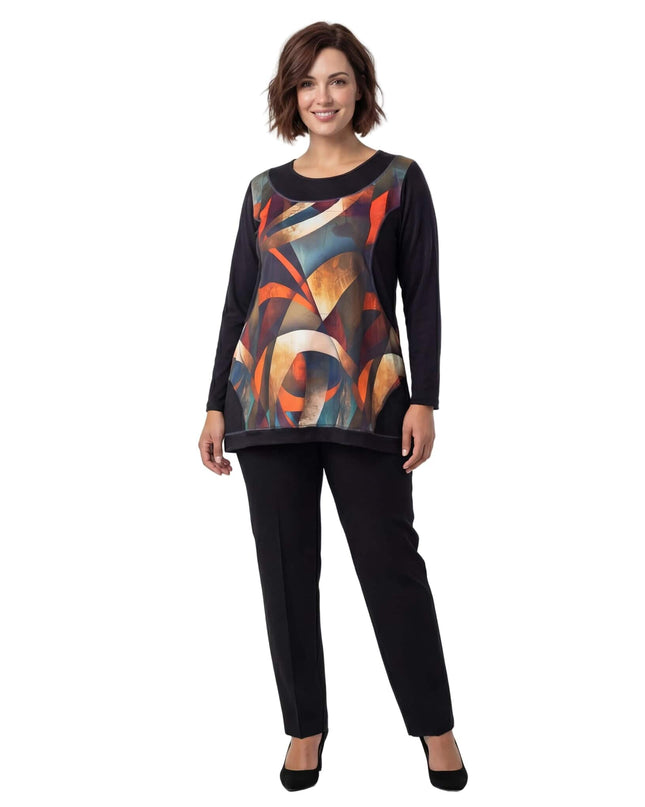 Елегантна есенна туника с цветен витражен принт в предната част и дълъг ръкав, представена в цял ръст върху модел.