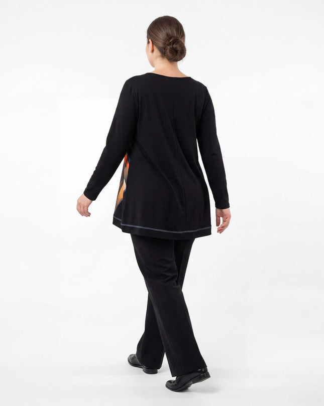 Елегантна есенна туника в черно, заснета отзад в цял ръст. Вижда се изчистеният гръб с централен шев, дългите ръкави и свободната кройка на модела.