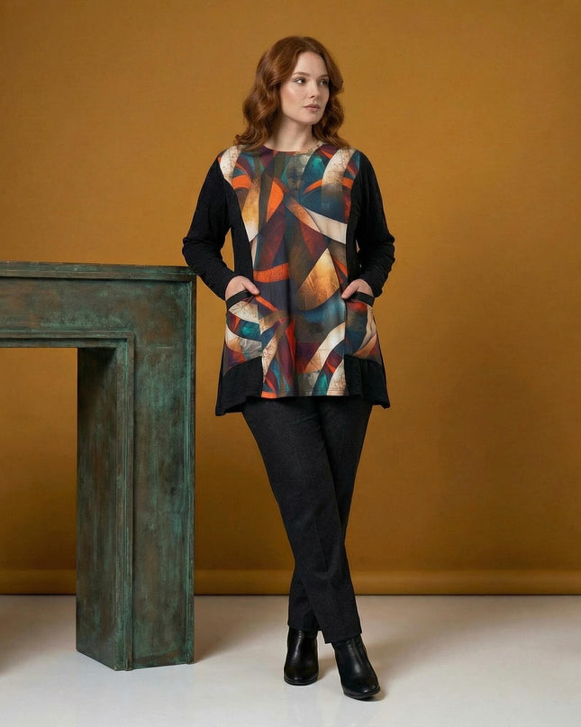 Елегантна макси туника с абстрактен геометричен панел в черно, представена върху модел в цял ръст с ръце в удобните странични джобове.