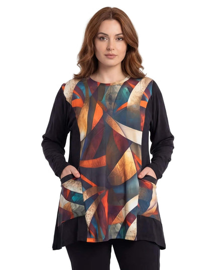 Елегантна макси туника с абстрактен геометричен панел в черно и цветни мотиви, заснета отпред на бял фон