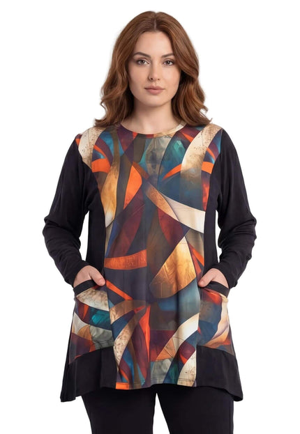 Елегантна макси туника с абстрактен геометричен панел в черно и цветни мотиви, заснета отпред на бял фон