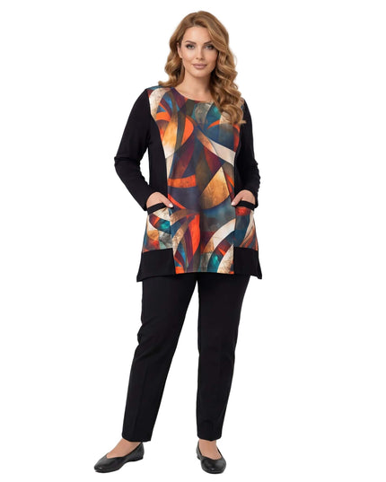 Елегантна макси туника с абстрактен геометричен панел в черно и практични джобове, заснета в цял ръст върху бял фон.