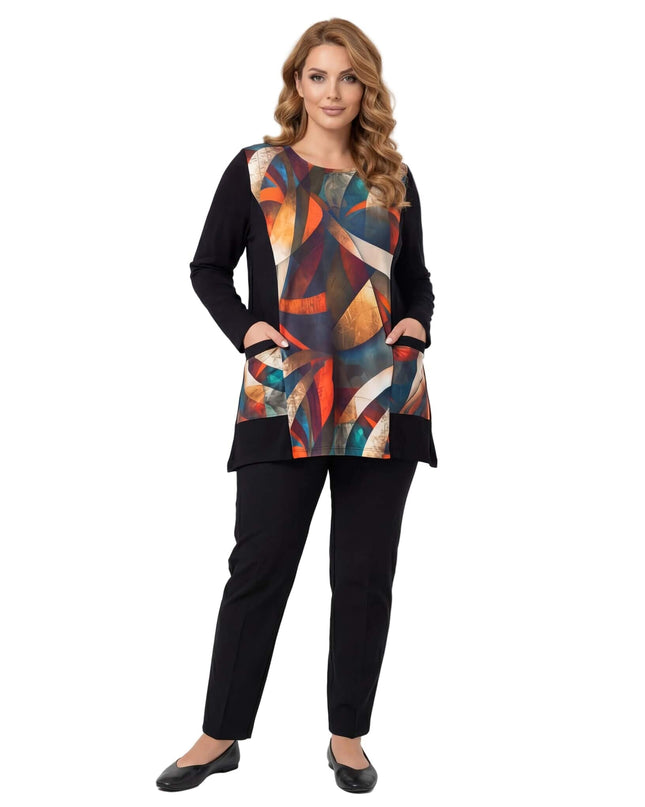 Елегантна макси туника с абстрактен геометричен панел в черно и практични джобове, заснета в цял ръст върху бял фон.