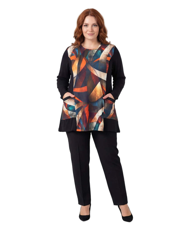 Елегантна макси туника в черно с цветен геометричен преден панел и джобове, представена в цял ръст върху модел.
