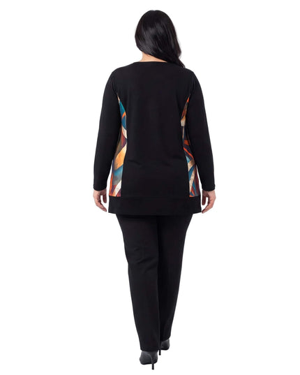 Елегантна макси туника в черно с абстрактен геометричен панел, изглед отзад на бял фон, показващ изчистения дизайн на гърба и цветните странични елементи.