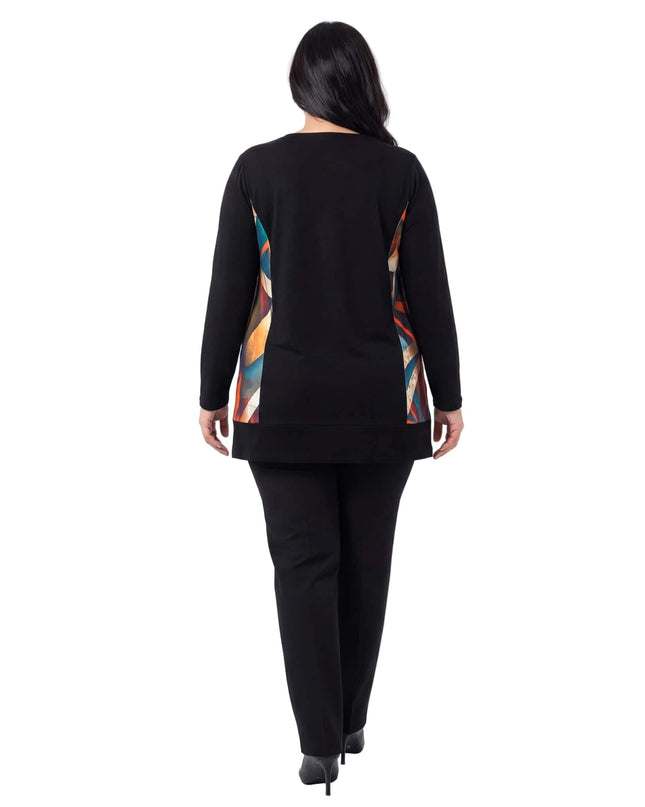 Елегантна макси туника в черно с абстрактен геометричен панел, изглед отзад на бял фон, показващ изчистения дизайн на гърба и цветните странични елементи.