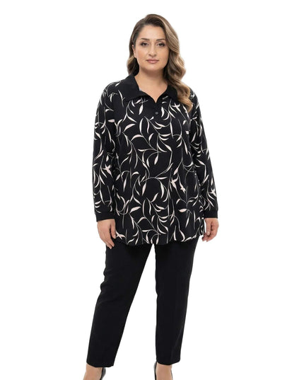 Елегантна макси туника с абстрактен принт и черна яка, представена отпред в цял ръст върху модел на бял фон.