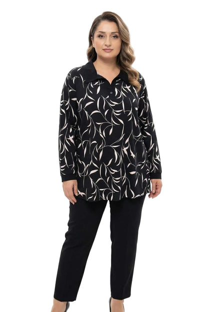 Елегантна макси туника с абстрактен принт и черна яка, представена отпред в цял ръст върху модел на бял фон.