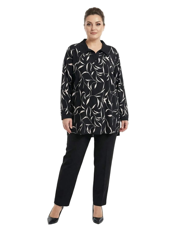 Елегантна макси туника в черно с абстрактен принт и ефектна яка, представена в цял ръст върху модел на бял фон.