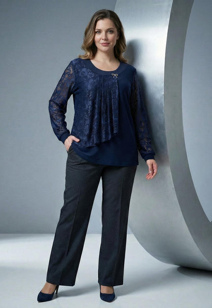 Елегантна тъмносиня макси туника с ефирни дантелени ръкави и асиметричен панел отпред, заснета в цял ръст за официална визия.