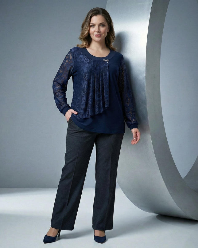 Елегантна тъмносиня макси туника с ефирни дантелени ръкави и асиметричен панел отпред, заснета в цял ръст за официална визия.