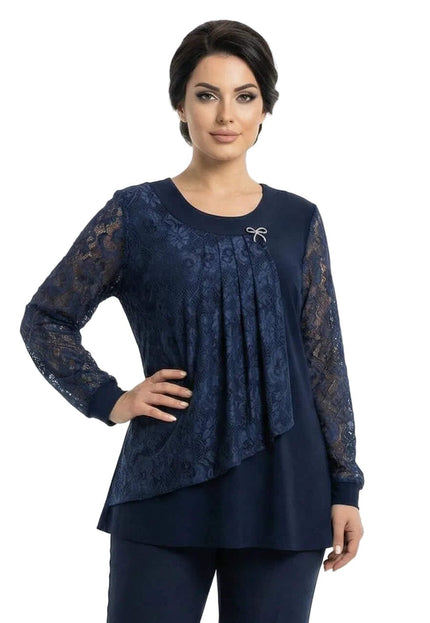 Елегантна макси туника в тъмносиньо с дантелени ръкави и асиметричен преден панел с декоративна брошка, заснета отпред.