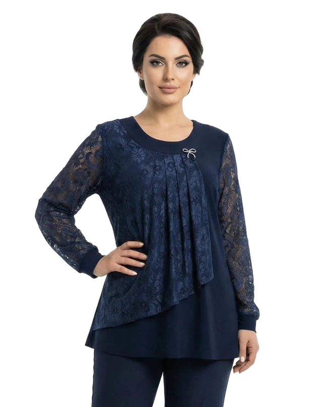 Елегантна макси туника в тъмносиньо с дантелени ръкави и асиметричен преден панел с декоративна брошка, заснета отпред.