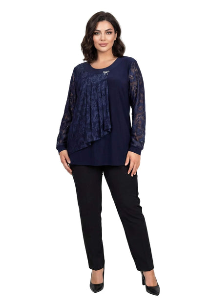 Елегантна макси туника в тъмносиньо с дантелени ръкави и асиметричен преден панел, заснета в цял ръст.