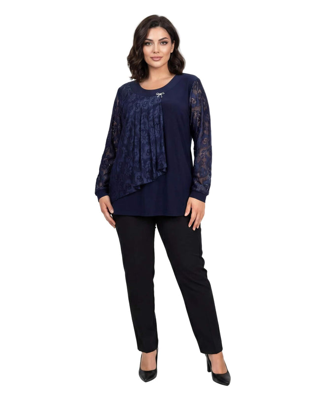 Елегантна макси туника в тъмносиньо с дантелени ръкави и асиметричен преден панел, заснета в цял ръст.