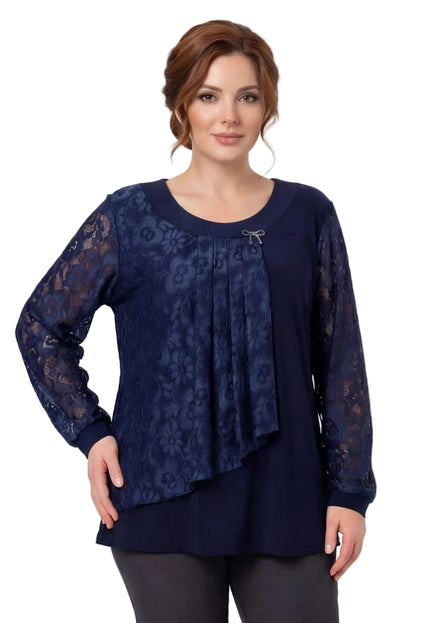 Елегантна макси туника в тъмносиньо с дантелени ръкави и асиметричен преден панел с брошка, заснета отпред.