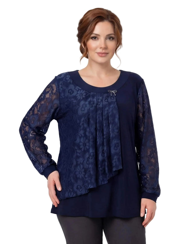 Елегантна макси туника в тъмносиньо с дантелени ръкави и асиметричен преден панел с брошка, заснета отпред.