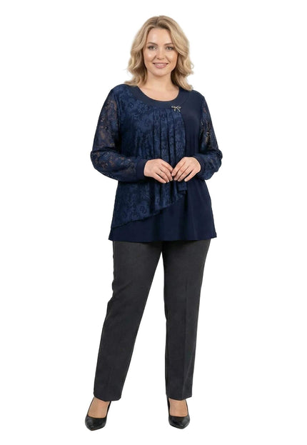 Елегантна макси туника в тъмносиньо с асиметричен дантелен панел и прозрачни ръкави, представена в цял ръст на бял фон.