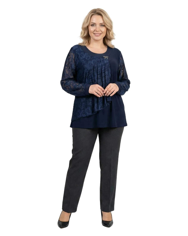 Елегантна макси туника в тъмносиньо с асиметричен дантелен панел и прозрачни ръкави, представена в цял ръст на бял фон.