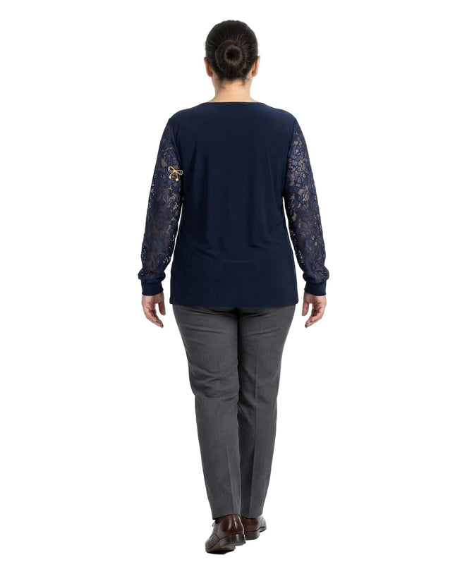 Елегантна макси туника в тъмносиньо с дантелени ръкави, представена в гръб в цял ръст.