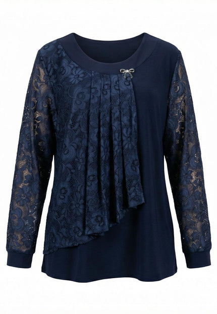 Елегантна макси туника в тъмносиньо с ефирни дантелени ръкави и асиметричен дантелен панел с брошка, заснета като плосък кадър на бял фон.