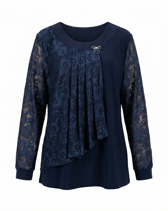 Елегантна макси туника в тъмносиньо с ефирни дантелени ръкави и асиметричен дантелен панел с брошка, заснета като плосък кадър на бял фон.