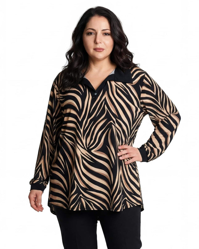 Елегантна макси туника с яка и модерен зебра принт в черно и бежово, заснета отпред върху модел на бял фон.