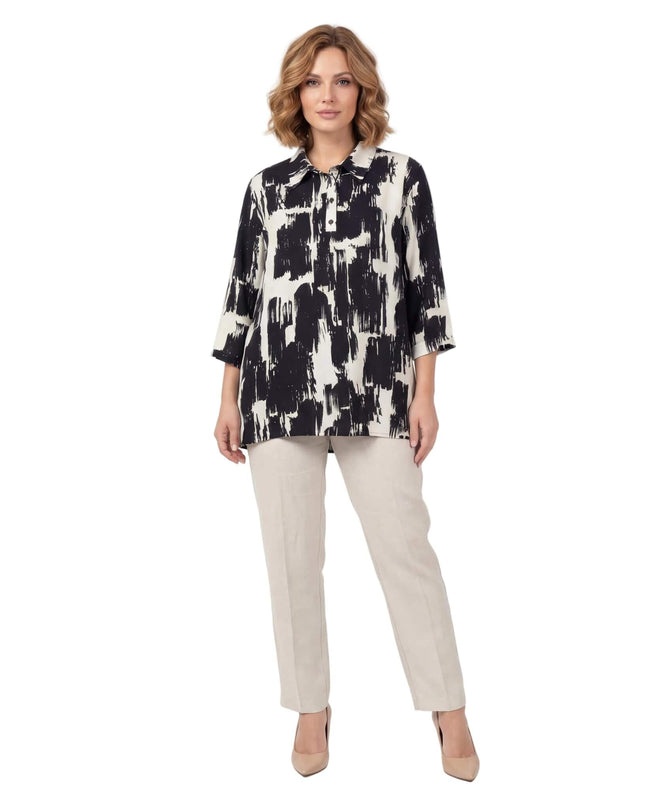 Елегантна официална макси риза с черно-бял абстрактен принт и 7/8 ръкави, заснета в цял ръст на бял фон.