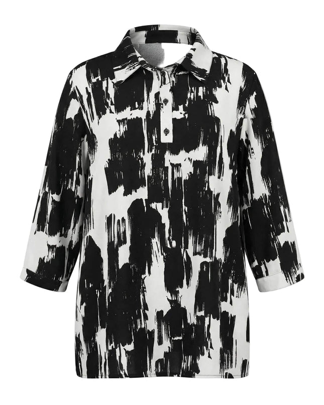 Елегантна официална макси риза в черно и бяло с абстрактен принт и 7/8 ръкави, представена на бял фон.