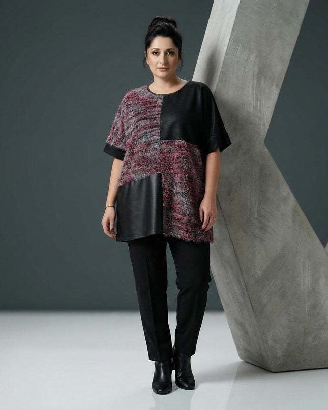 Елегантна официална макси туника с кожени детайли и ефектен пух, представена върху модел в цял ръст на сив фон с геометричен декор.