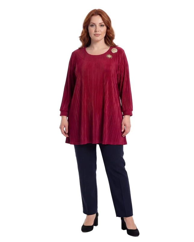 Елегантна официална макси туника в червено с красиви брошки и плисирана текстура, представена от модел в цял ръст.