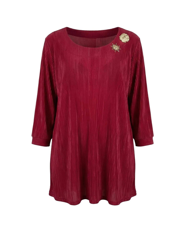 Елегантна официална макси туника в червен цвят с плисирана материя, 7/8 ръкави и две декоративни брошки на бял фон.
