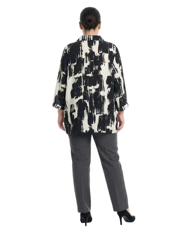 Елегантна официална макси риза в черно и бяло с абстрактен принт и свободен силует, изглед отзад в цял ръст.