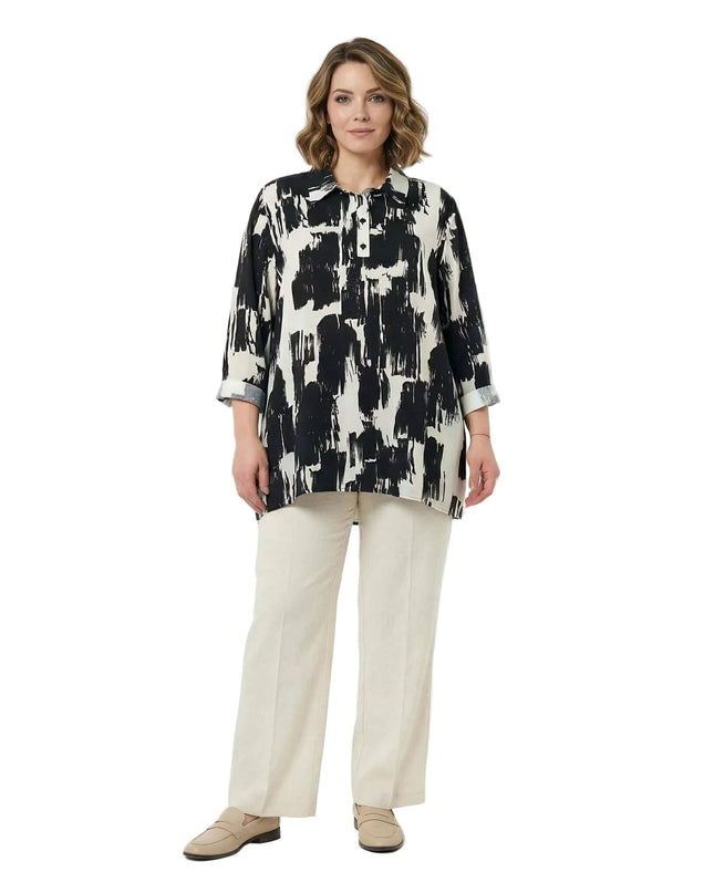 Елегантна официална макси риза в черно и бяло с абстрактен принт, представена в цял ръст на бял фон. Свободен силует с 7/8 ръкави.