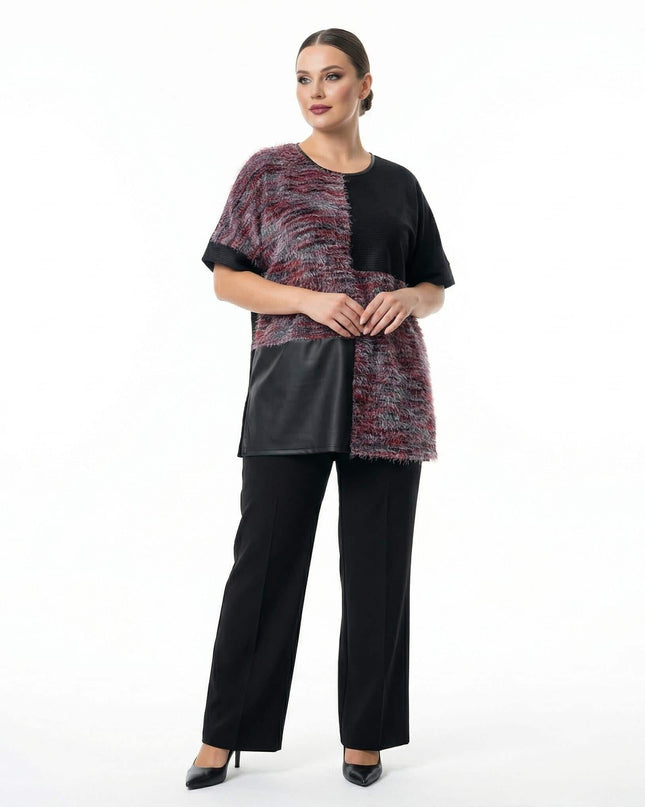 Елегантна официална макси туника в черно, декорирана с кожени елементи и текстуриран пух, показана в цял ръст на бял фон.