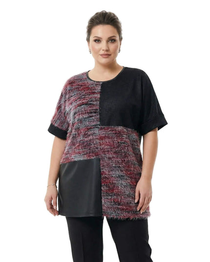 Елегантна официална макси туника с панели от черна еко кожа и цветен пух, заснета в цял ръст на бял фон