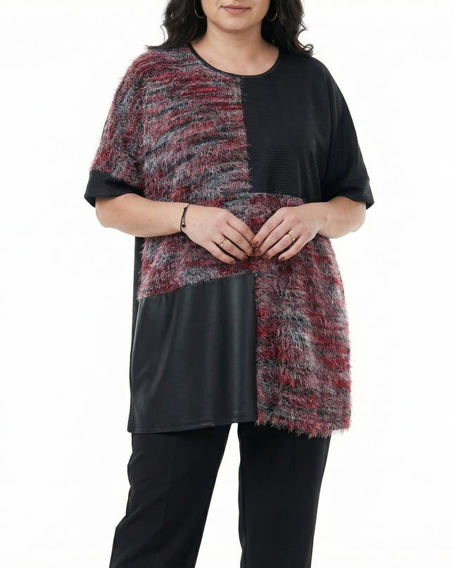 Елегантна макси туника в черно с асиметрични кожени елементи и червеникав пух, заснета отпред върху модел.