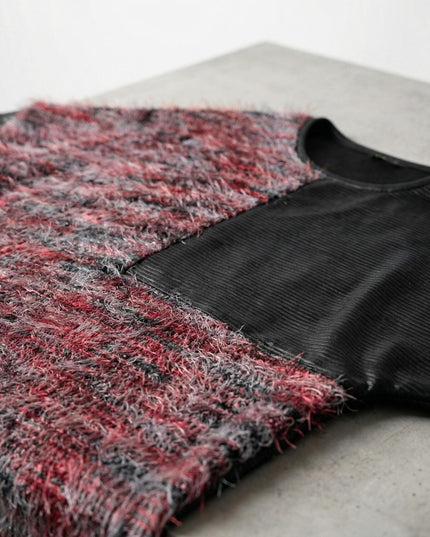 Детайлен плосък кадър на официална макси туника, разкриващ отблизо текстурата от ефектен пух и черните детайли около деколтето.