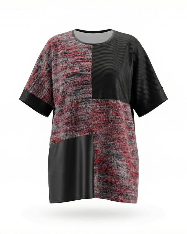 Елегантна макси туника с пачуърк дизайн от пухкава материя в червено и сиво, комбинирана с черен оребрен плат и еко кожа, заснета на бял фон.