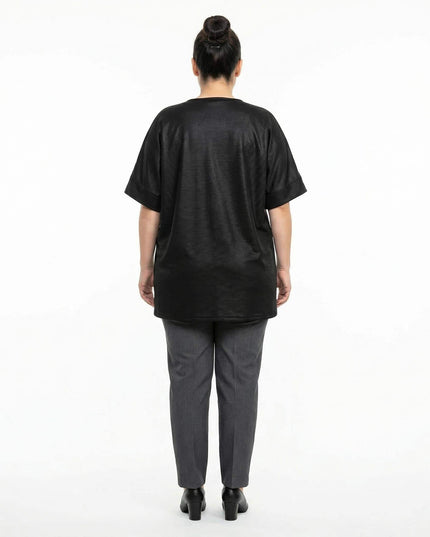 Елегантна официална макси туника в черно, заснета в гръб върху бял фон. Изображението показва свободната права кройка, текстурираната материя и широките ръкави.